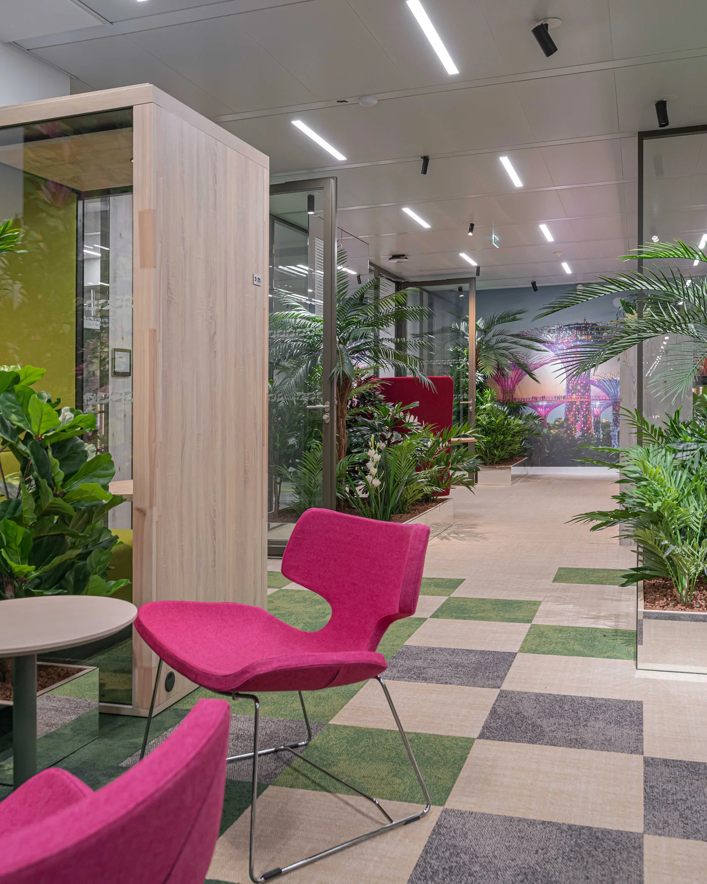 Hall d’accueil d’entreprise végétalisé avec mur végétal, cabine acoustique en bois et assises design